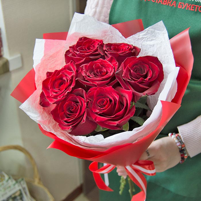 Букет Красные розы в яркой упаковке